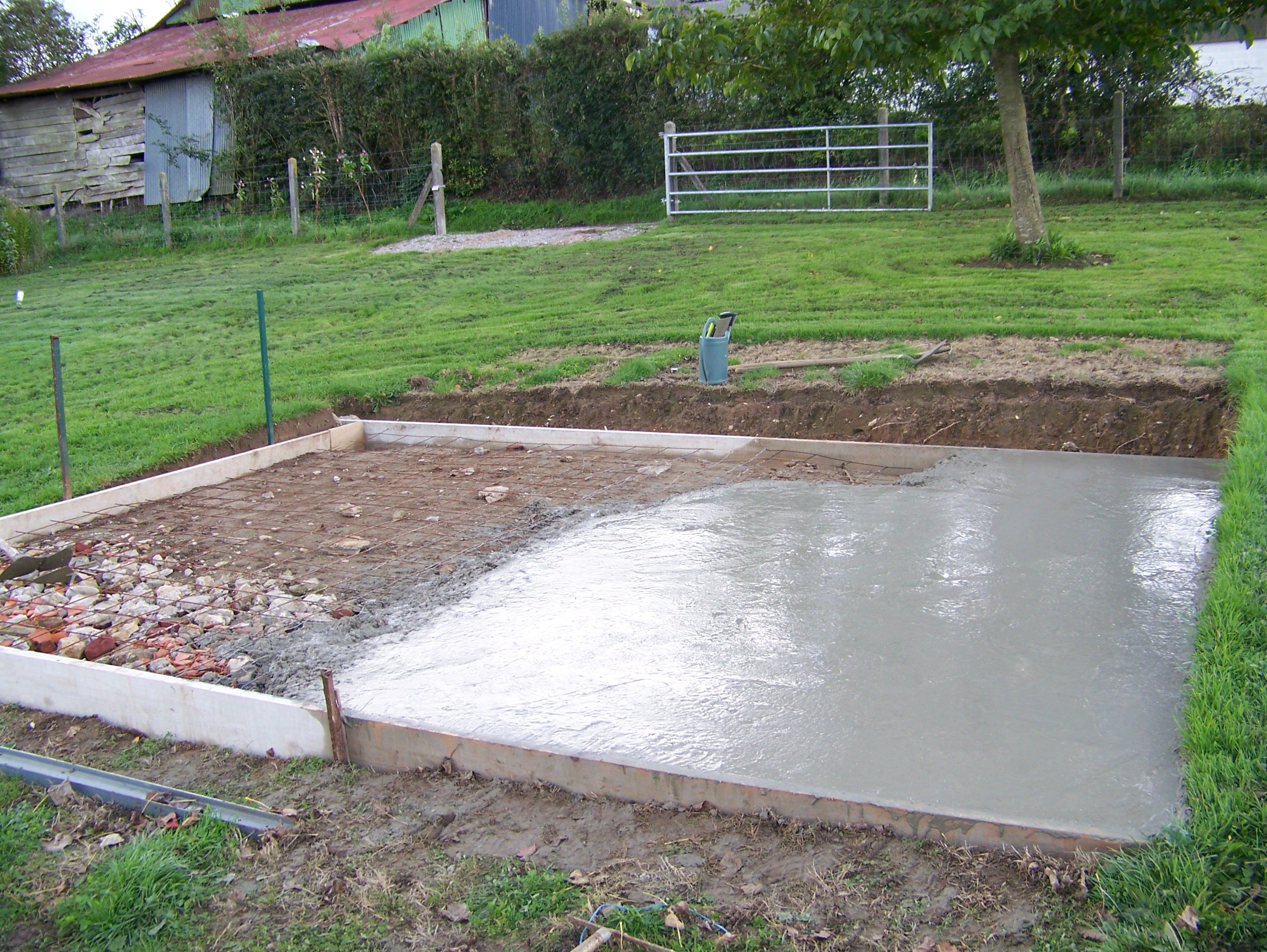 Couler une dalle en béton pour un abri de jardin