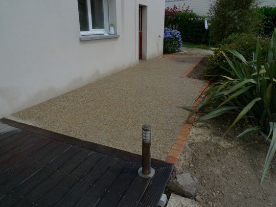 Une terrasse en béton désactivé beige